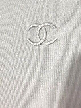 CHANEL White T-shirt (with embroidered cc logo)